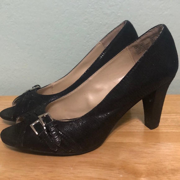Black peep toe faux snakeskin pumps, size 7. - Picture 3 of 5